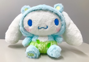 あかりの森の番人「ポポネン」の着ぐるみを着たシナモロールのぬいぐるみ<br>2021年度版等身大ぬいぐるみ（サンプル）