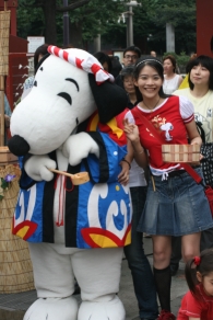 会場となった浅草寺でファンに囲まれるSNOOPY