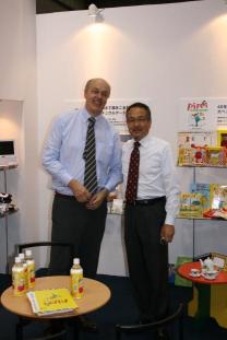 Peder Tamm氏（左）とユナイテッド・メディア代表取締役の松永秋男氏（ライセンシングアジア会場にて）
