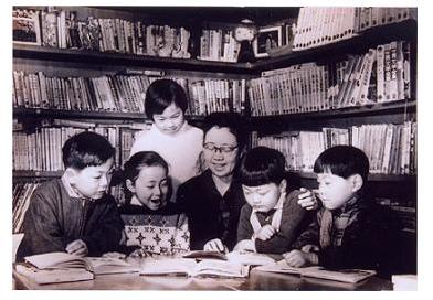 かつら文庫の子どもたちと　1960年代撮影　東京子ども図書館 蔵