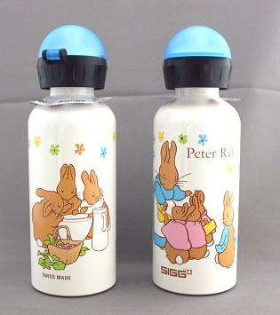 ボトル表面にはピーターラビットと家族たちが優しい色合いで描かれる。©BEATRIX POTTERTM and PETER RABBITTM ©F.W&Co.,2009