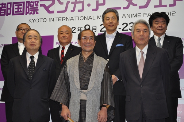 後列左から、上田修三氏、大山秀徳氏、齋藤茂氏、長谷川亘氏。前列左から、角川歴彦氏、門川大作氏、松谷孝征氏。