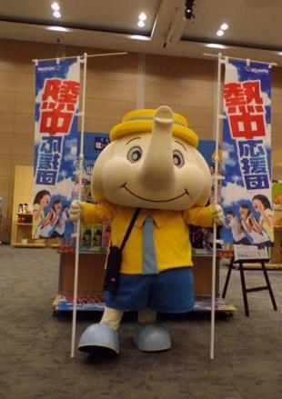 左：岐阜県多治見市のマスコットキャラクター「うながっぱ」右：埼玉県熊谷市のマスコットキャラクター「ニャオざね」